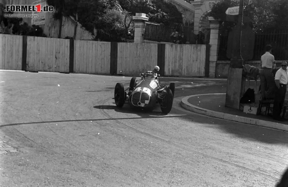 #2 Louis Chiron (50 Jahre, 9 Monate, 18 Tage) - Schon 50 Jahre alt ist der Monegasse, als die Formel 1 1950 überhaupt beginnt. Beim zweiten Rennen in Monaco überstehen nach einem Massenunfall nur neun Fahrer die erste Runde, was Chiron zu seinem einzigen F1-Podium verhilft. Aber: Den GP selbst hatte er schon vor F1-Zeiten gewonnen - 1931. Foto zur News: #2 Louis Chiron (50 Jahre, 9 Monate, 18 Tage) - Schon 50 Jahre alt ist der Monegasse, als die Formel 1 1950 überhaupt beginnt. Beim zweiten Rennen in Monaco überstehen nach einem Massenunfall nur neun Fahrer die erste Runde, was Chiron zu seinem einzigen F1-Podium verhilft. Aber: Den GP selbst hatte er schon vor F1-Zeiten gewonnen - 1931.