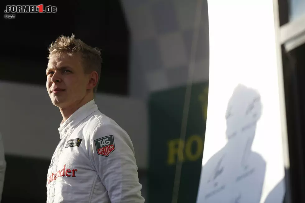 #6 Kevin Magnussen (21 Jahre, 5 Monate, 11 Tage) - Noch vier Tage jünger als Leclerc ist Kevin Magnussen, als er 2014 in Melbourne gleich in seinem ersten Rennen für McLaren auf das Podium fährt. Zunächst wird er als Dritter gewertet, doch weil Daniel Ricciardo disqualifiziert wird, rückt er hinter Nico Rosberg auf Platz zwei vor. Foto zur News: #6 Kevin Magnussen (21 Jahre, 5 Monate, 11 Tage) - Noch vier Tage jünger als Leclerc ist Kevin Magnussen, als er 2014 in Melbourne gleich in seinem ersten Rennen für McLaren auf das Podium fährt. Zunächst wird er als Dritter gewertet, doch weil Daniel Ricciardo disqualifiziert wird, rückt er hinter Nico Rosberg auf Platz zwei vor.