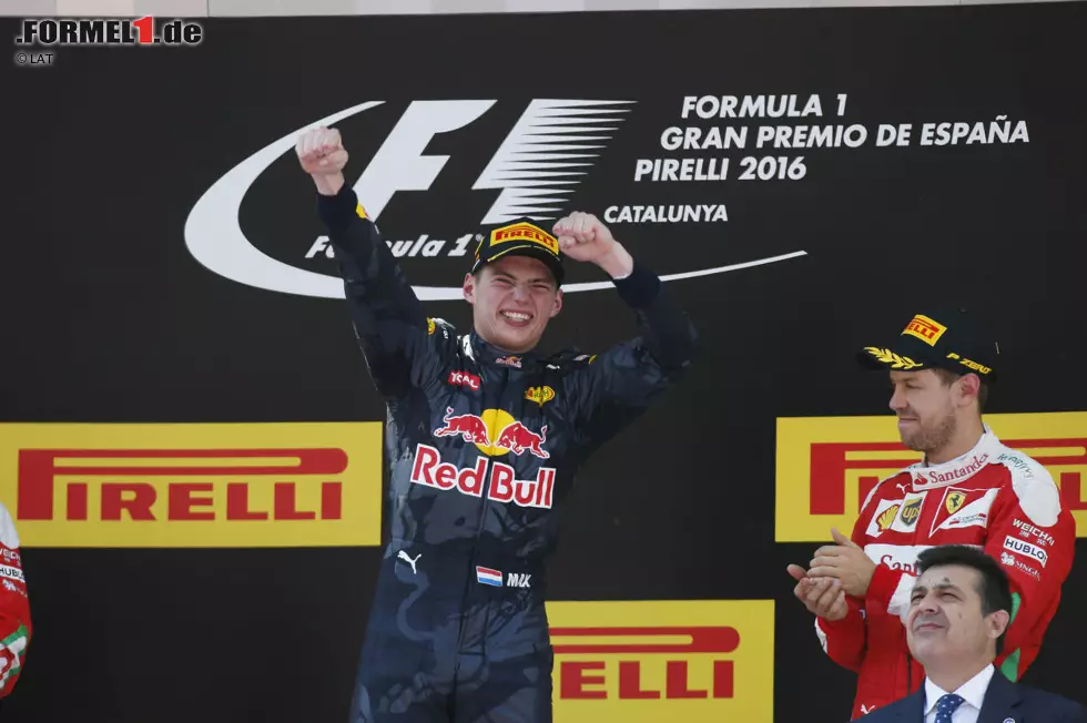 #1 Max Verstappen (18 Jahre, 7 Monate, 15 Tage) - Platz eins geht - wie könnte es anders sein - an Max Verstappen. Der Niederländer gewinnt in Spanien 2016 gleich bei seinem ersten Rennen für Red Bull, nachdem sich die beiden Mercedes von Nico Rosberg und Lewis Hamilton in der ersten Runde gegenseitig ins Aus befördern. Foto zur News: #1 Max Verstappen (18 Jahre, 7 Monate, 15 Tage) - Platz eins geht - wie könnte es anders sein - an Max Verstappen. Der Niederländer gewinnt in Spanien 2016 gleich bei seinem ersten Rennen für Red Bull, nachdem sich die beiden Mercedes von Nico Rosberg und Lewis Hamilton in der ersten Runde gegenseitig ins Aus befördern.