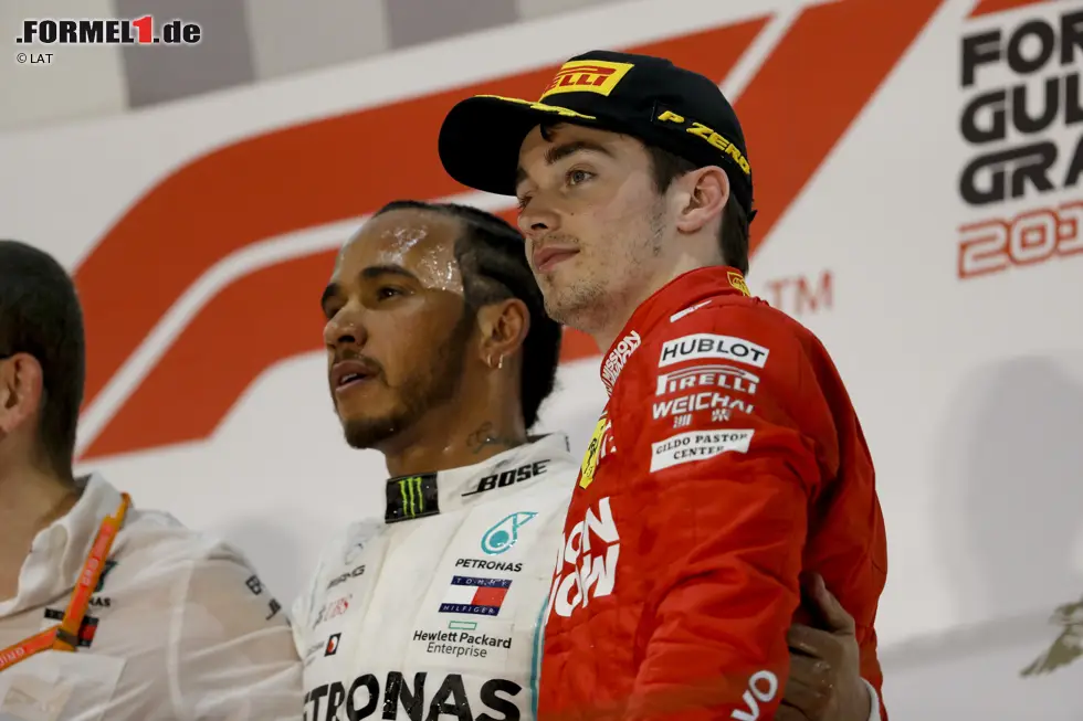 Foto zur News: #9 Charles Leclerc (21 Jahre, 5 Monate, 15 Tage) - Charles Leclerc hätte sich sicherlich gerne mehr über sein erstes Podium gefreut, doch dem Monegassen gleitet in Bahrain 2019 der Sieg aus den Händen, als sein Ferrari-Motor in der Schlussphase schlappmacht. Das Safety-Car rettet ihm hinter beiden Mercedes noch Rang drei.