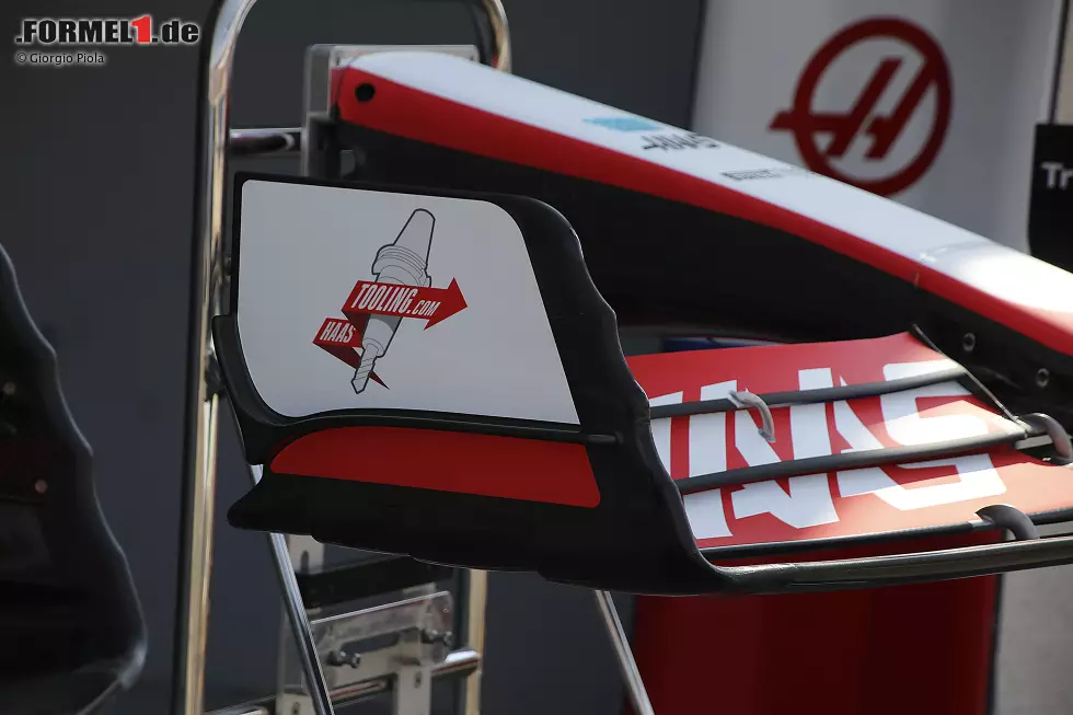 Foto zur News: Haas hatte einige interessante Ideen, was das Design der Frontflügel-Endplatte anbelangt. Es wurde nicht nur ein wellenförmiger Abschluss an der Vorderkante gewählt, sondern auch ein winkelförmiger "Diveplane" an der Außenseite hinzugefügt.
