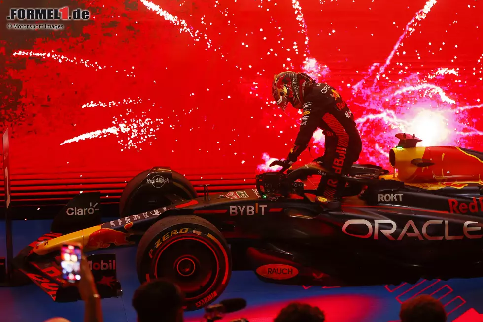 Max Verstappen (2): Auch hier hätten zwei Redakteure eine 1 gegeben, doch die Mehrheit argumentierte dagegen, dass der Samstag dafür nicht gut genug gewesen sei. "Nur" P3 im Shootout, dazu kein guter Start im Sprint und auch dort am Ende hinter Piastri. Deshalb dieses Mal keine Bestnote für den neuen (alten) Weltmeister. Foto zur News: Max Verstappen (2): Auch hier hätten zwei Redakteure eine 1 gegeben, doch die Mehrheit argumentierte dagegen, dass der Samstag dafür nicht gut genug gewesen sei. "Nur" P3 im Shootout, dazu kein guter Start im Sprint und auch dort am Ende hinter Piastri. Deshalb dieses Mal keine Bestnote für den neuen (alten) Weltmeister.