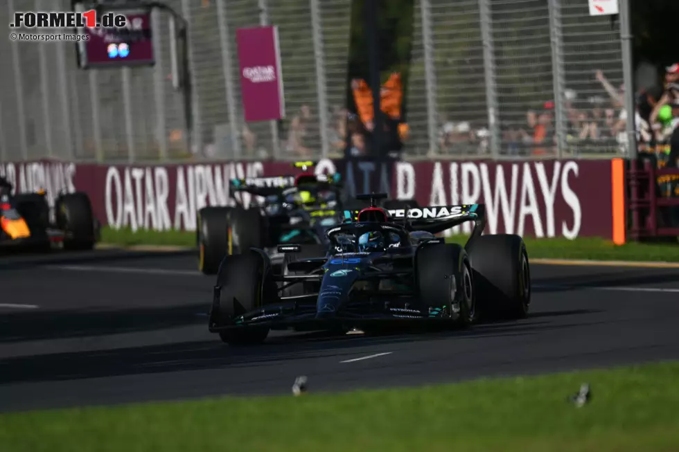 George Russell (1): Für uns der stärkste Fahrer an diesem Wochenende. Holte mit P2 im Qualifying das Maximum, denn der Red Bull ist aktuell im Normalfall wohl unschlagbar. Gewann dann den Start gegen Verstappen und fuhr bis zu seinem Defekt eigentlich perfekt. Ein tolles Wochenende ohne Happy End. Foto zur News: George Russell (1): Für uns der stärkste Fahrer an diesem Wochenende. Holte mit P2 im Qualifying das Maximum, denn der Red Bull ist aktuell im Normalfall wohl unschlagbar. Gewann dann den Start gegen Verstappen und fuhr bis zu seinem Defekt eigentlich perfekt. Ein tolles Wochenende ohne Happy End.