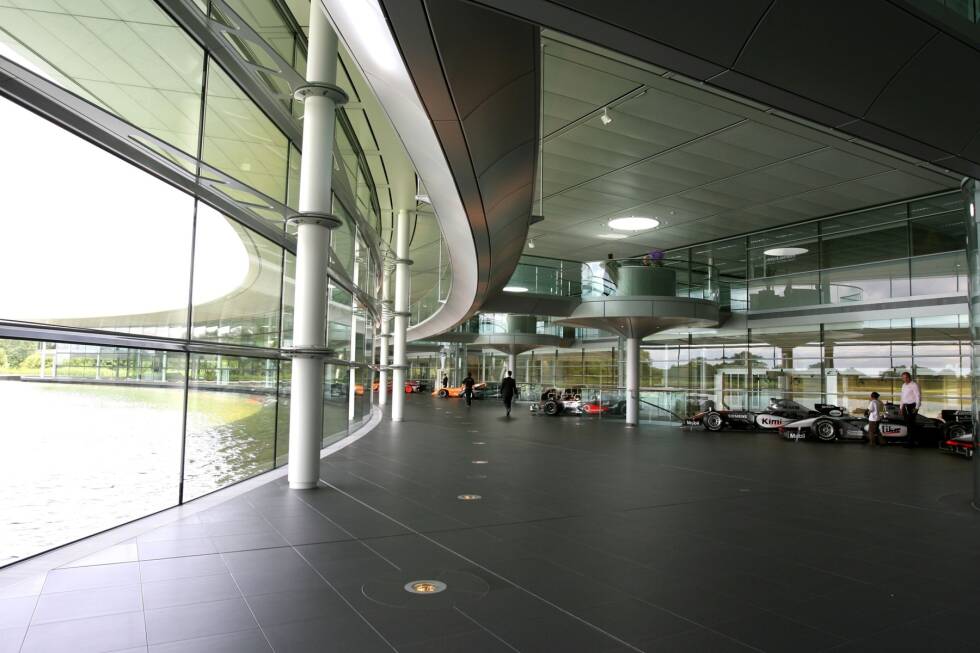 Foto zur News: #3 McLaren - 850 Mitarbeiter

An Mitarbeitern hat es dem Team aus Woking noch nie gemangelt, doch wer hätte gedacht, dass das britische Team an dritter Stelle liegen würde? Doch nicht nur mitarbeitertechnisch ist das Team im Aufwind, denn mit einem neuen Windkanal wird bald auch die Infrastruktur verbessert.