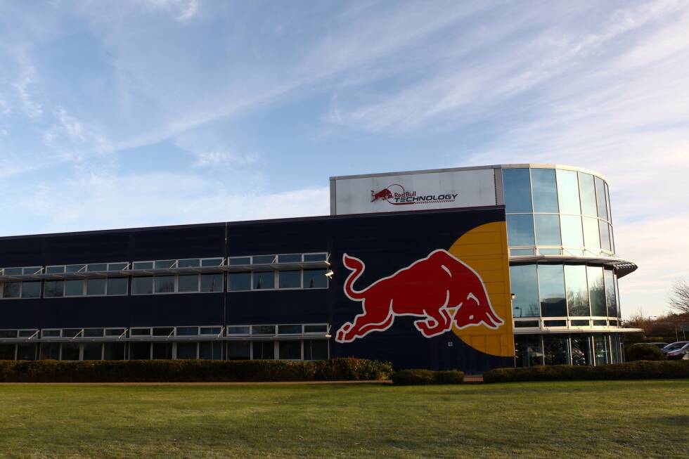 Foto zur News: #6 Red Bull - 735 Mitarbeiter + 350 in der Motorenabteilung

Dass die Aussage &quot;viel hilft viel&quot; nicht unbedingt stimmen muss, beweist Red Bull. Obwohl das Team nur auf dem sechsten Platz nach der Mitarbeiterzahl liegt, reichte es im vergangenen Jahr zu beiden Titeln. Infolge des Kostendeckels musste man aber 154 Mitarbeiter entlassen.