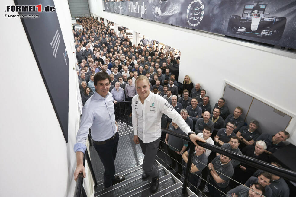 Je mehr desto besser? Die Mitarbeiter sind ein wichtiges Kriterium, die den Erfolg eines Formel-1-Teams maßgeblich beeinflussen. Wir haben anhand von historischen Daten Schätzungen für 2023 vorgenommen und die Teams nach der Anzahl ihrer Mitarbeiter geordnet. Und dabei zeigt sich: Es kommt nicht unbedingt auf die Quantität an. Je mehr desto besser? Die Mitarbeiter sind ein wichtiges Kriterium, die den Erfolg eines Formel-1-Teams maßgeblich beeinflussen. Wir haben anhand von historischen Daten Schätzungen für 2023 vorgenommen und die Teams nach der Anzahl ihrer Mitarbeiter geordnet. Und dabei zeigt sich: Es kommt nicht unbedingt auf die Quantität an.