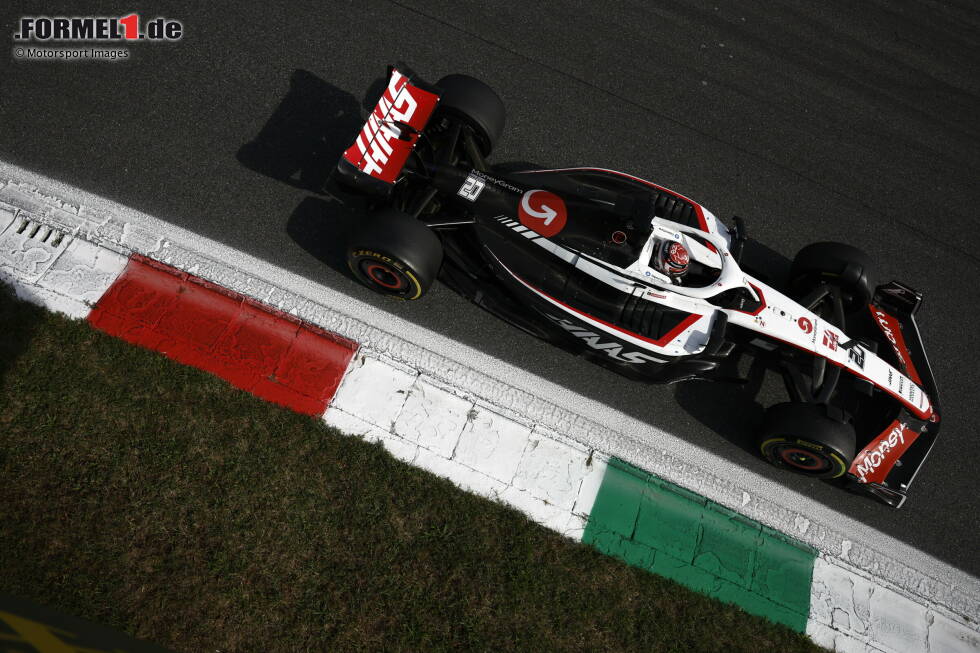 Foto zur News: Kevin Magnussen (4): Der Haas lief in Monza überhaupt nicht, doch der Teamkollege schaffte es zumindest in Q2, während Magnussen Vorletzter wurde. Im Rennen war der VF-23 dann überhaupt nicht mehr konkurrenzfähig, sodass er sich nicht mehr für eine bessere Note empfehlen konnte.