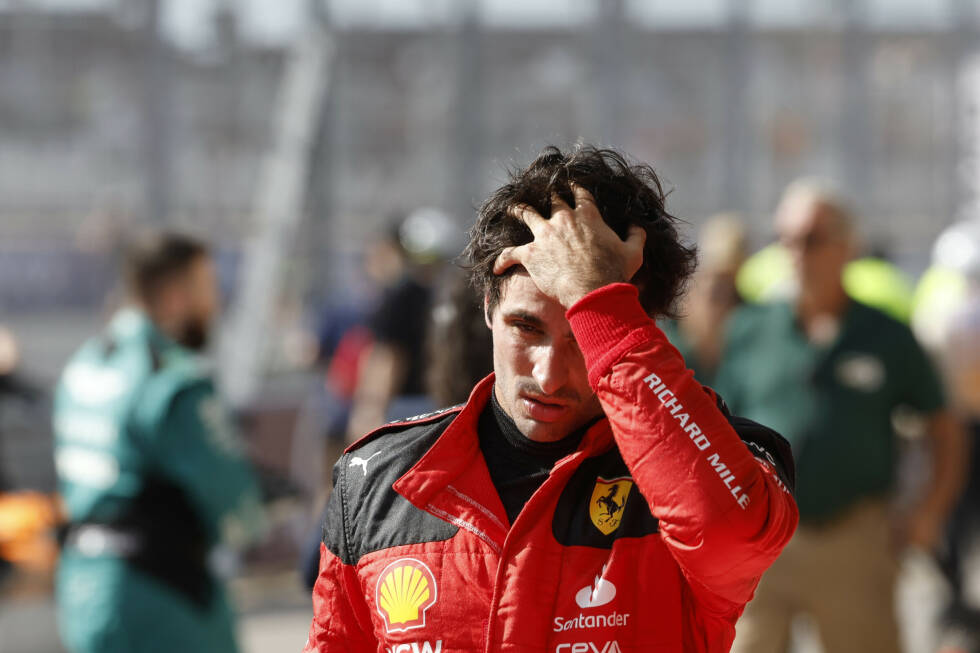 Foto zur News: Carlos Sainz (3): Der schwächere Ferrari-Fahrer in Austin. Konnte den Speed von Leclerc im Qualifying nicht mitgehen und profitierte im Grand Prix von der besseren Strategie, die er gut umsetzte und nach den Disqualifikationen auf P3 landete. Das macht aber nicht die Defizite wett.