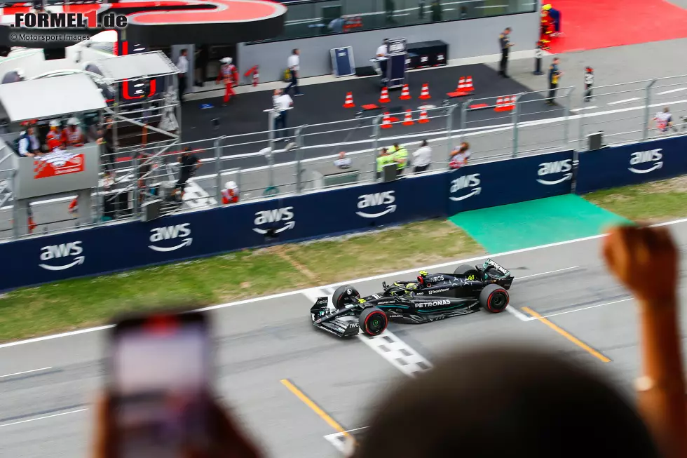 Lewis Hamilton (2): Hier wurde sogar die Bestnote auf den Tisch gebracht. Dagegen sprach am Ende jedoch, dass er im Qualifying einen Fehler machte und so ein besseres Ergebnis wegwarf. Dazu nach dem Start zunächst von Stroll überholt. Letztendlich nur Kleinigkeiten, aber der Mehrheit reicht das dann nicht für eine 1. Foto zur News: Lewis Hamilton (2): Hier wurde sogar die Bestnote auf den Tisch gebracht. Dagegen sprach am Ende jedoch, dass er im Qualifying einen Fehler machte und so ein besseres Ergebnis wegwarf. Dazu nach dem Start zunächst von Stroll überholt. Letztendlich nur Kleinigkeiten, aber der Mehrheit reicht das dann nicht für eine 1.