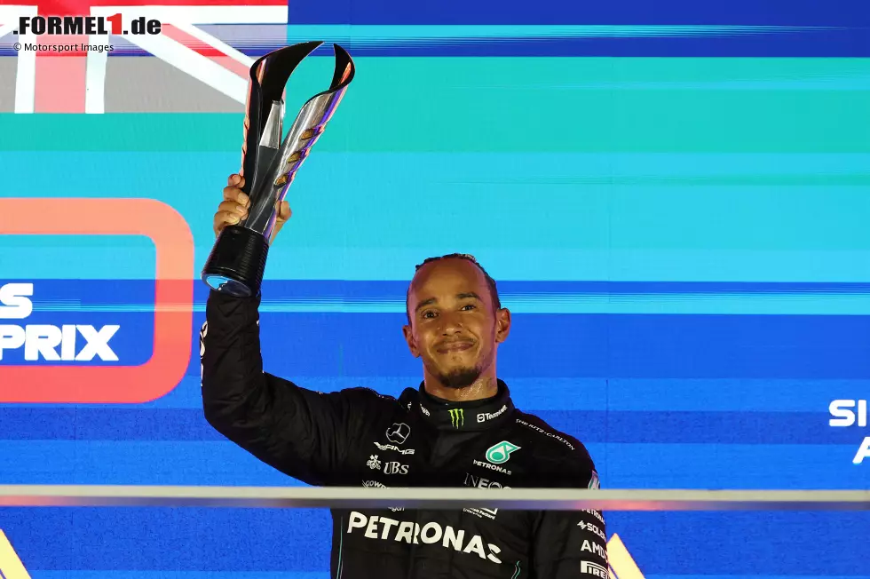 Lewis Hamilton (2): Abzüge gibt es natürlich fürs Qualifying, da war er viel zu langsam. Dafür in der Schlussphase des Rennens der schnellste Mann auf der Strecke und auf dem Podium. Es gab allerdings auch vereinzelte Stimmen für eine 3, weil er unter anderem beim Start abseits der Strecke überholte. Foto zur News: Lewis Hamilton (2): Abzüge gibt es natürlich fürs Qualifying, da war er viel zu langsam. Dafür in der Schlussphase des Rennens der schnellste Mann auf der Strecke und auf dem Podium. Es gab allerdings auch vereinzelte Stimmen für eine 3, weil er unter anderem beim Start abseits der Strecke überholte.