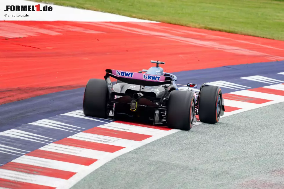Esteban Ocon (5): Keine Einigkeit in der Redaktion, aber die Mehrheit war dafür, seine zahlreichen Tracklimit-Vergehen drastisch abzustrafen. Bekam nach dem Rennen, das ohnehin nicht überragend war, 30(!) Strafsekunden aufgebrummt. So oft war kein anderer Fahrer neben der Strecke. Foto zur News: Esteban Ocon (5): Keine Einigkeit in der Redaktion, aber die Mehrheit war dafür, seine zahlreichen Tracklimit-Vergehen drastisch abzustrafen. Bekam nach dem Rennen, das ohnehin nicht überragend war, 30(!) Strafsekunden aufgebrummt. So oft war kein anderer Fahrer neben der Strecke.