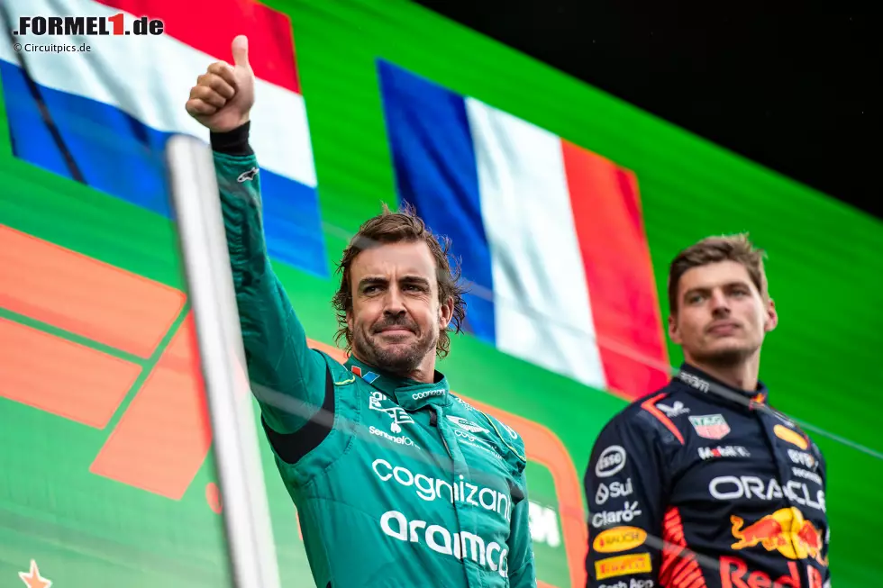 Fernando Alonso (1): Der offizielle Fahrer des Tages bekommt auch von uns die Bestnote. Abgesehen von P2 an sich war vor allem sein doppeltes Überholmanöver in Kurve 3 nach dem Start das Highlight, mit dem er den Grundstein für das Podium legte. Ließ sich auch von einem verpatzten Boxenstopp nicht aus der Ruhe bringen. Spitze! Foto zur News: Fernando Alonso (1): Der offizielle Fahrer des Tages bekommt auch von uns die Bestnote. Abgesehen von P2 an sich war vor allem sein doppeltes Überholmanöver in Kurve 3 nach dem Start das Highlight, mit dem er den Grundstein für das Podium legte. Ließ sich auch von einem verpatzten Boxenstopp nicht aus der Ruhe bringen. Spitze!