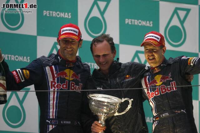 Foto zur News: Sieg #1 (Sebastian Vettel - China 2009): Bereits 2005 steigt Red Bull in die Formel 1 ein, doch es dauert mehr als vier Jahre bis zum ersten Sieg. Dafür gibt es gleich doppelten Grund zur Freude: Sebastian Vettel und Teamkollege Mark Webber bescheren den Bullen beim ersten Triumph direkt einen Doppelsieg!