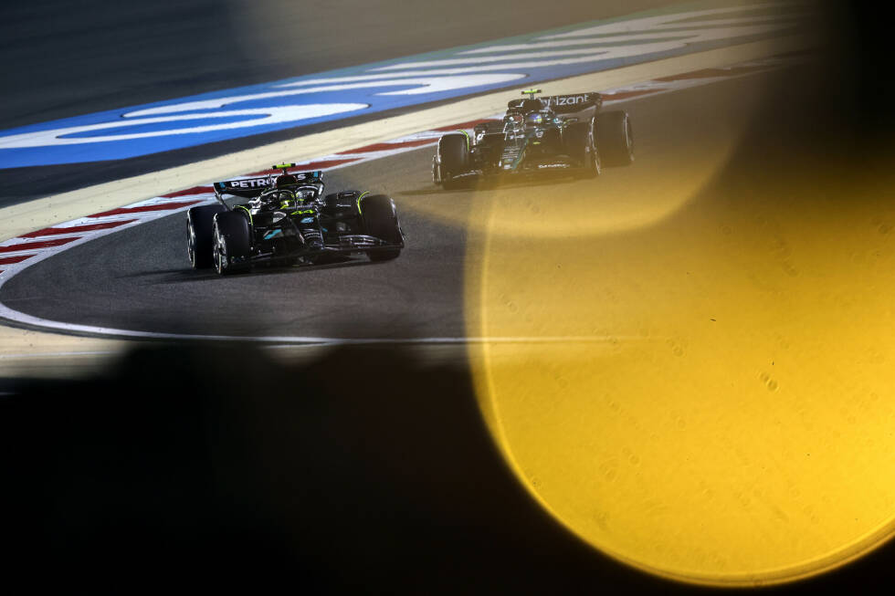 Foto zur News: Lewis Hamilton (2): Im Qualifying minimal langsamer als der Teamkollege, im Rennen dann aber wieder vor Russell. P4 wäre vielleicht möglich gewesen, in der entscheidenden Phase kam er aber nicht an Sainz vorbei. Am Ende sind P5 und 50 Sekunden Rückstand nicht der Anspruch von Mercedes - in Bahrain aber die Realität.