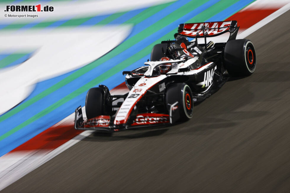 Kevin Magnussen (4): Am Samstag in Q1 ausgeschieden, während der neue Teamkollege den Haas in Q3 stellte. Im Rennen dann mit einer alternativen Strategie, die ihn aber auch nicht mehr weit nach vorne brachte. Kein Vergleich zum Traumstart 2022 ... Kevin Magnussen (4): Am Samstag in Q1 ausgeschieden, während der neue Teamkollege den Haas in Q3 stellte. Im Rennen dann mit einer alternativen Strategie, die ihn aber auch nicht mehr weit nach vorne brachte. Kein Vergleich zum Traumstart 2022 ...
