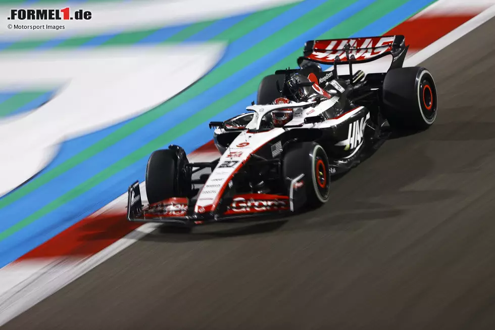 Foto zur News: Kevin Magnussen (4): Am Samstag in Q1 ausgeschieden, während der neue Teamkollege den Haas in Q3 stellte. Im Rennen dann mit einer alternativen Strategie, die ihn aber auch nicht mehr weit nach vorne brachte. Kein Vergleich zum Traumstart 2022 ...