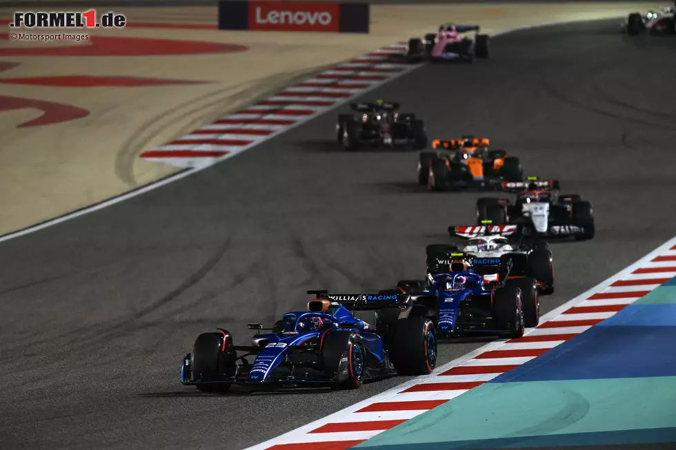 Alexander Albon (2): In Qualifying und Rennen schneller als der Teamkollege, was man gegen einen Rookie aber natürlich auch erwarten darf. Am Samstag noch Pech mit einem Defekt gehabt, im Rennen dann P10 als großes Highlight für Williams. Denn eigentlich galt der FW45 vorher als schlechtestes Auto im Feld! Foto zur News: Alexander Albon (2): In Qualifying und Rennen schneller als der Teamkollege, was man gegen einen Rookie aber natürlich auch erwarten darf. Am Samstag noch Pech mit einem Defekt gehabt, im Rennen dann P10 als großes Highlight für Williams. Denn eigentlich galt der FW45 vorher als schlechtestes Auto im Feld!