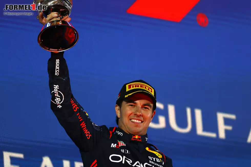 Sergio Perez (2): Den Start gegen Leclerc verloren, der allerdings auch frische Reifen drauf und damit einen Vorteil hatte. Als er wieder am Ferrari vorbei kam, war Verstappen vorne schon weg. Davon abgesehen aber ein gutes Wochenende mit P2 in Qualifying und Rennen. Nur der Teamkollege ist eben eine Nummer zu groß ... Foto zur News: Sergio Perez (2): Den Start gegen Leclerc verloren, der allerdings auch frische Reifen drauf und damit einen Vorteil hatte. Als er wieder am Ferrari vorbei kam, war Verstappen vorne schon weg. Davon abgesehen aber ein gutes Wochenende mit P2 in Qualifying und Rennen. Nur der Teamkollege ist eben eine Nummer zu groß ...