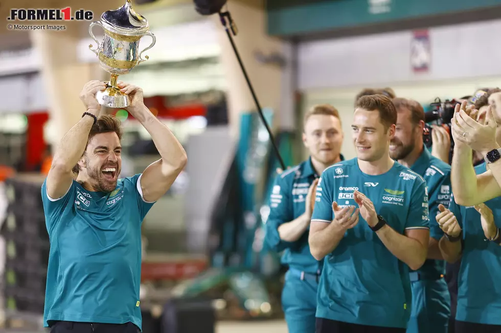 Fernando Alonso (1): Beim offiziellen Voting zum Fahrer des Tages belegte er klar den ersten Platz, bei uns reicht es aber "nur" zur 1-. Wir hätten uns ein etwas stärkeres Qualifying und einen besseren Start gewünscht. Aber das ist Kritik auf hohem Niveau, denn mehr als P3 war im Rennen sowieso nicht möglich. Hat das Maximum herausgeholt. Foto zur News: Fernando Alonso (1): Beim offiziellen Voting zum Fahrer des Tages belegte er klar den ersten Platz, bei uns reicht es aber "nur" zur 1-. Wir hätten uns ein etwas stärkeres Qualifying und einen besseren Start gewünscht. Aber das ist Kritik auf hohem Niveau, denn mehr als P3 war im Rennen sowieso nicht möglich. Hat das Maximum herausgeholt.