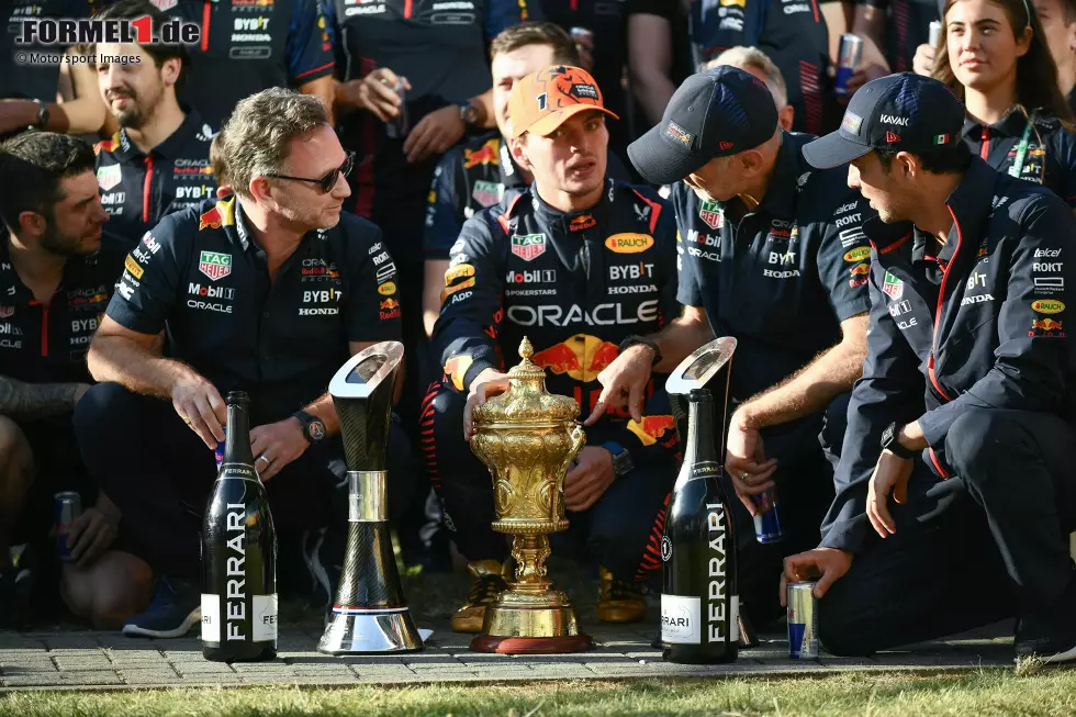 Max Verstappen (2): Keine 1 dieses Mal für den Weltmeister, weil er sich im Qualifying einmal den Frontflügel kaputtfuhr, den Start verlor und danach nicht so schnell an Norris vorbeikam. Meckern auf hohem Niveau, aber für die Mehrheit der Redaktion keine 1er-Leistung. Foto zur News: Max Verstappen (2): Keine 1 dieses Mal für den Weltmeister, weil er sich im Qualifying einmal den Frontflügel kaputtfuhr, den Start verlor und danach nicht so schnell an Norris vorbeikam. Meckern auf hohem Niveau, aber für die Mehrheit der Redaktion keine 1er-Leistung.