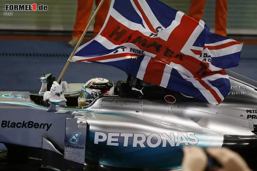 Mit der Hybridära beginnt die Dominanz von Mercedes in der Formel 1. Die Silberpfeile liegen 2014 auch zur Sommerpause bereits klar in der WM vorne, bei den Fahrern führt Rosberg allerdings mit elf Punkten vor seinem Teamkollegen Lewis Hamilton. Doch der Brite wird am Ende Weltmeister. Foto zur News: Mit der Hybridära beginnt die Dominanz von Mercedes in der Formel 1. Die Silberpfeile liegen 2014 auch zur Sommerpause bereits klar in der WM vorne, bei den Fahrern führt Rosberg allerdings mit elf Punkten vor seinem Teamkollegen Lewis Hamilton. Doch der Brite wird am Ende Weltmeister.