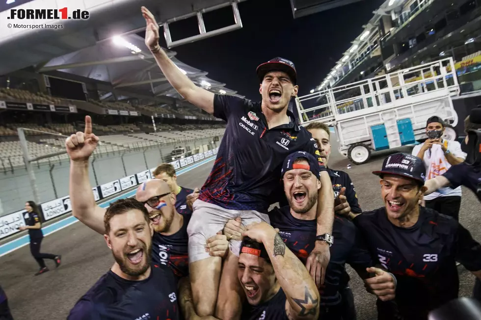 Beim spektakulären WM-Duell gegen Max Verstappen hat Hamilton die Nase zur Sommerpause noch mit acht Pünktchen vorne. Am Ende wird der Niederländer beim kontroversen Finale in Abu Dhabi allerdings zum ersten Mal Weltmeister. Immerhin gewinnt Mercedes den achten Konstrukteurstitel in Serie. Foto zur News: Beim spektakulären WM-Duell gegen Max Verstappen hat Hamilton die Nase zur Sommerpause noch mit acht Pünktchen vorne. Am Ende wird der Niederländer beim kontroversen Finale in Abu Dhabi allerdings zum ersten Mal Weltmeister. Immerhin gewinnt Mercedes den achten Konstrukteurstitel in Serie.