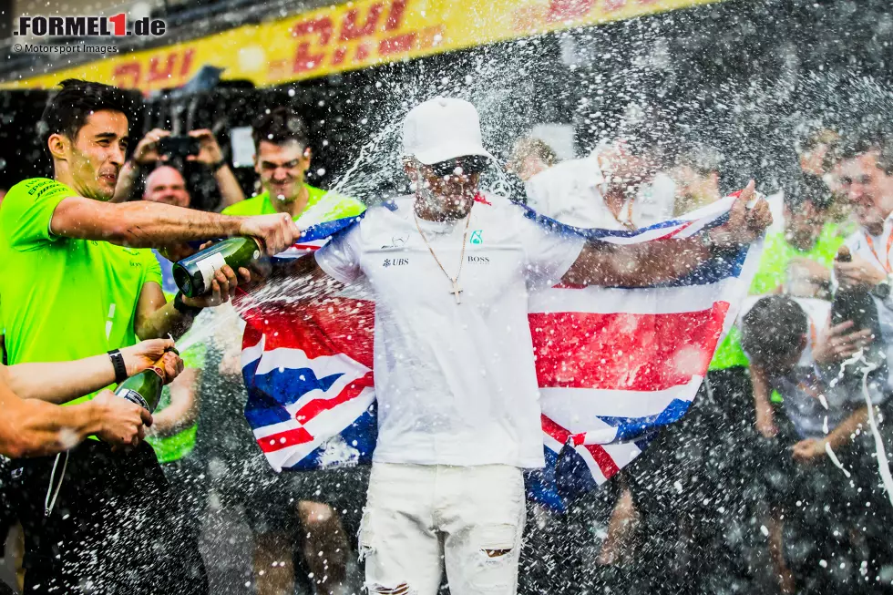 Und wieder ist der spätere Weltmeister zur Sommerpause nur Zweiter: Hamilton liegt 14 Zähler hinter Vettel, dreht den Spieß aber später noch um. Mercedes ist übrigens auch im Sommer bereits vor Ferrari, daran ändert sich auch nichts mehr. Foto zur News: Und wieder ist der spätere Weltmeister zur Sommerpause nur Zweiter: Hamilton liegt 14 Zähler hinter Vettel, dreht den Spieß aber später noch um. Mercedes ist übrigens auch im Sommer bereits vor Ferrari, daran ändert sich auch nichts mehr.