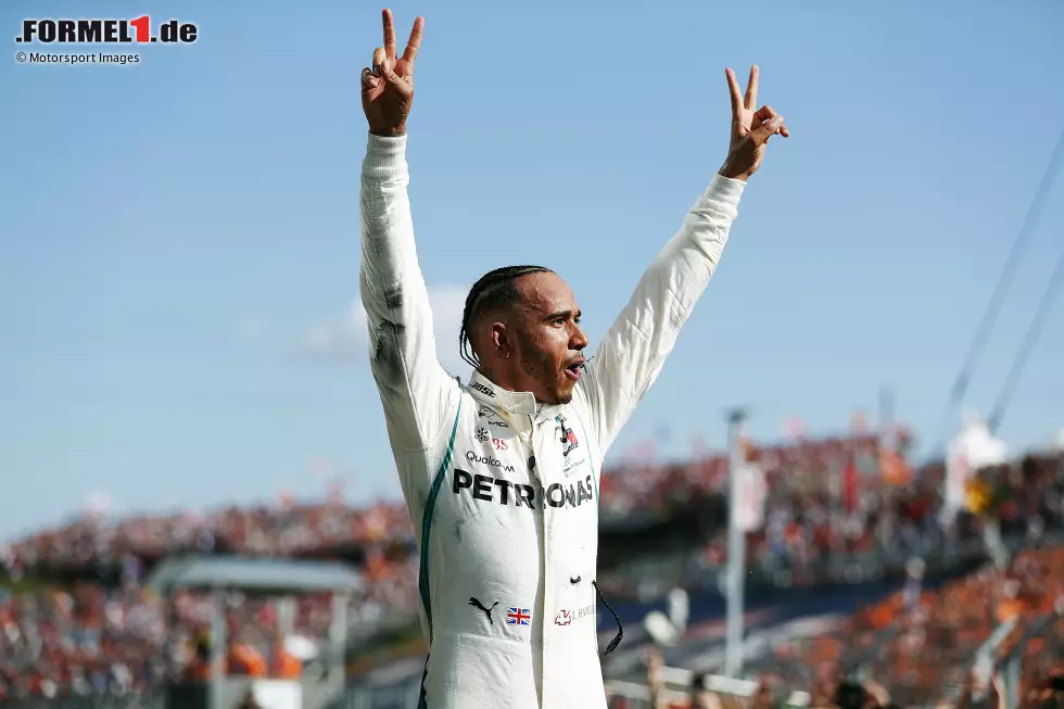 Erneut heißt das WM-Duell Hamilton gegen Vettel, doch dieses Mal führt der Brite die WM bereits zur Sommerpause an - und lässt sich die Führung auch danach nicht mehr nehmen. Mercedes macht währenddessen den fünften Titel in Serie bei den Konstrukteuren perfekt. Foto zur News: Erneut heißt das WM-Duell Hamilton gegen Vettel, doch dieses Mal führt der Brite die WM bereits zur Sommerpause an - und lässt sich die Führung auch danach nicht mehr nehmen. Mercedes macht währenddessen den fünften Titel in Serie bei den Konstrukteuren perfekt.