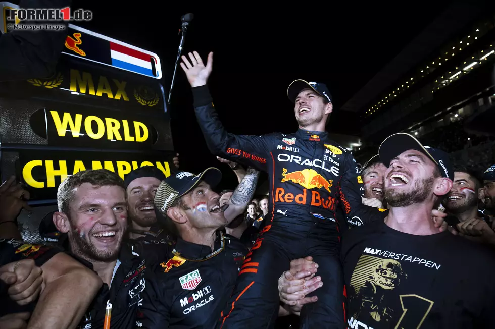 Obwohl Charles Leclerc den besseren Saisonstart erwischt, liegt er zur Sommerpause bereits 80 Zähler hinter Verstappen - und kann das am Ende auch nicht mehr aufholen. Red Bull holt sich währenddessen den ersten Konstrukteurstitel seit 2013. Foto zur News: Obwohl Charles Leclerc den besseren Saisonstart erwischt, liegt er zur Sommerpause bereits 80 Zähler hinter Verstappen - und kann das am Ende auch nicht mehr aufholen. Red Bull holt sich währenddessen den ersten Konstrukteurstitel seit 2013.
