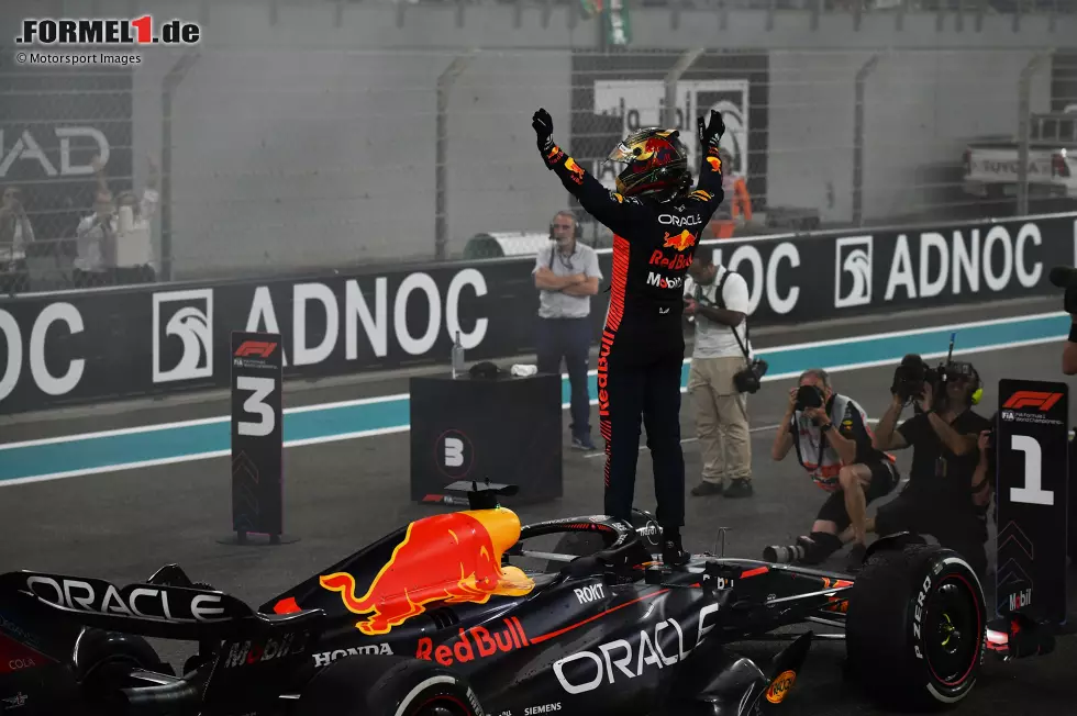 Dieses Mal lässt der Niederländer von Anfang an nichts anbrennen: Verstappen führt die WM ab dem ersten Saisonrennen an und bricht auf dem Weg zu seinem dritten Titel zahlreiche Bestmarken. Bereits zur Sommerpause liegt er 125 Punkte vor seinem Teamkollegen Sergio Perez, am Jahresende sind es 290 Zähler. Neuer Rekord! Foto zur News: Dieses Mal lässt der Niederländer von Anfang an nichts anbrennen: Verstappen führt die WM ab dem ersten Saisonrennen an und bricht auf dem Weg zu seinem dritten Titel zahlreiche Bestmarken. Bereits zur Sommerpause liegt er 125 Punkte vor seinem Teamkollegen Sergio Perez, am Jahresende sind es 290 Zähler. Neuer Rekord!