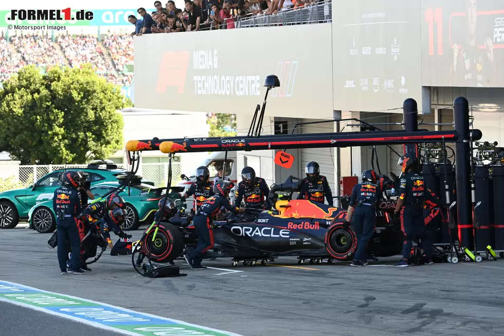 Foto zur News: Sergio Perez (5): Auch der Mexikaner kratzte dieses Mal an der Grenze zur 6. Die fast acht Zehntel Rückstand auf den Teamkollegen im Qualifying kann man noch damit erklären, dass Verstappen einen Sahnetag hatte. Die Aktion gegen Magnussen im Rennen war allerdings komplett unnötig. Dazu die Strafe hinter dem Safety-Car.