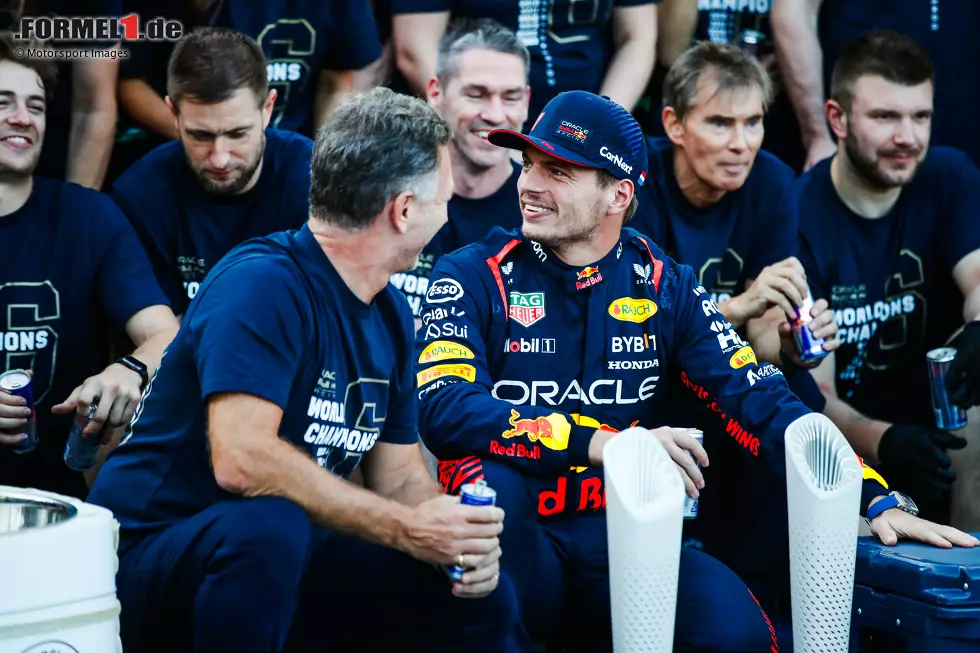 Max Verstappen (1): Ein Sieg mit Ansage! Laut Christian Horner kündigte er bereits vor Suzuka an, das Rennen mit 20 Sekunden Vorsprung gewinnen zu wollen - was er (bis auf wenige Zehntel) auch schaffte. Dazu im Qualifying eine Sensationsrunde, vor allem in Sektor 1. Wer Argumente für eine schlechtere Note findet, der möge sich melden ... Foto zur News: Max Verstappen (1): Ein Sieg mit Ansage! Laut Christian Horner kündigte er bereits vor Suzuka an, das Rennen mit 20 Sekunden Vorsprung gewinnen zu wollen - was er (bis auf wenige Zehntel) auch schaffte. Dazu im Qualifying eine Sensationsrunde, vor allem in Sektor 1. Wer Argumente für eine schlechtere Note findet, der möge sich melden ...