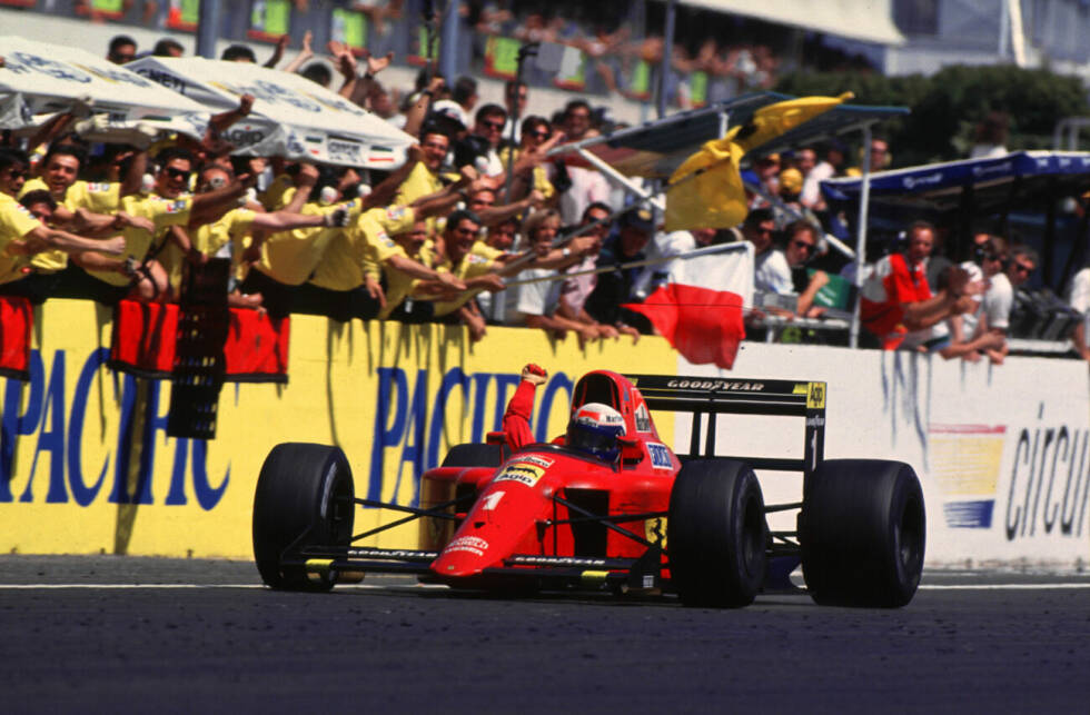 Foto zur News: Alain Prost &amp; Ferrari: Nach der Saison 1989 verlässt der Franzose McLaren als amtierender Weltmeister in Richtung Ferrari. Es ist einerseits eine &quot;Flucht&quot; vor seinem Teamkollegen Ayrton Senna, doch die Tifosi sehen in dem dreimaligen Weltmeister die große Chance auf den ersten Fahrertitel seit mehr als zehn Jahren.