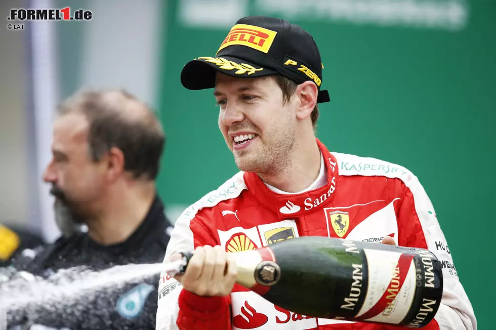 Sebastian Vettel & Ferrari: Der Deutsche erfüllt sich mit seinem Wechsel zu Ferrari 2015 einen Traum. Sein großes Ziel: Wie sein Kindheitsidol Michael Schumacher will er mit der Scuderia Weltmeister werden. Nach vier WM-Titeln mit Red Bull zwischen 2010 und 2013 wäre es die Krönung seiner Karriere. Foto zur News: Sebastian Vettel & Ferrari: Der Deutsche erfüllt sich mit seinem Wechsel zu Ferrari 2015 einen Traum. Sein großes Ziel: Wie sein Kindheitsidol Michael Schumacher will er mit der Scuderia Weltmeister werden. Nach vier WM-Titeln mit Red Bull zwischen 2010 und 2013 wäre es die Krönung seiner Karriere.