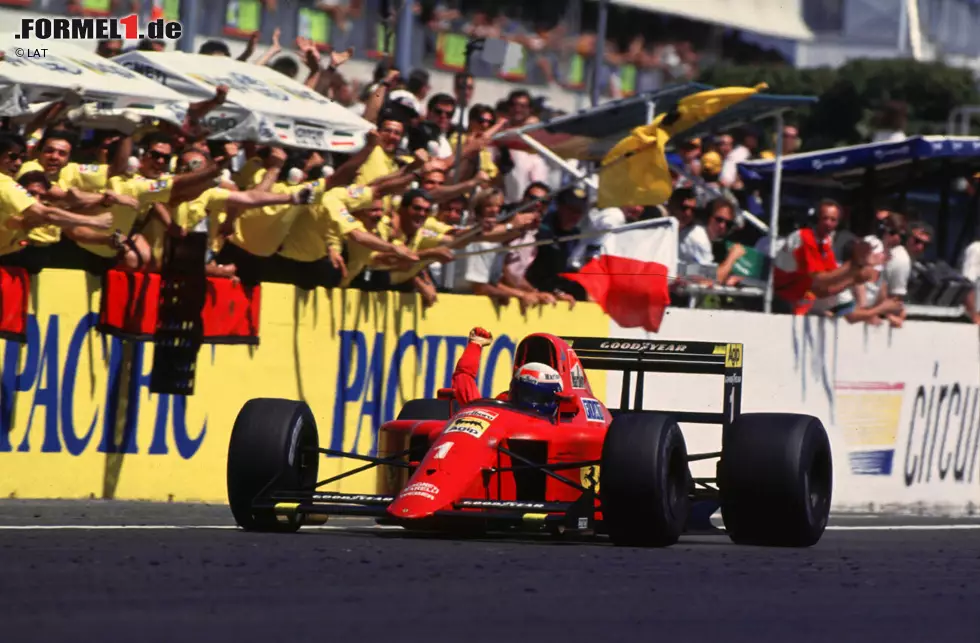 Alain Prost & Ferrari: Nach der Saison 1989 verlässt der Franzose McLaren als amtierender Weltmeister in Richtung Ferrari. Es ist einerseits eine "Flucht" vor seinem Teamkollegen Ayrton Senna, doch die Tifosi sehen in dem dreimaligen Weltmeister die große Chance auf den ersten Fahrertitel seit mehr als zehn Jahren. Foto zur News: Alain Prost & Ferrari: Nach der Saison 1989 verlässt der Franzose McLaren als amtierender Weltmeister in Richtung Ferrari. Es ist einerseits eine "Flucht" vor seinem Teamkollegen Ayrton Senna, doch die Tifosi sehen in dem dreimaligen Weltmeister die große Chance auf den ersten Fahrertitel seit mehr als zehn Jahren.