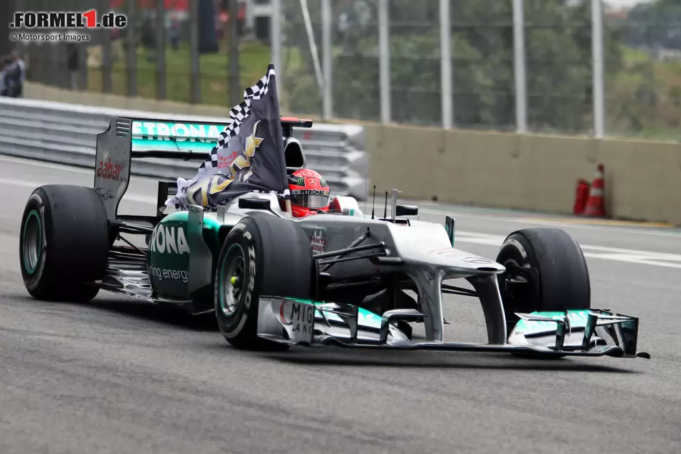 Foto zur News: Die Erfolge bleiben in drei gemeinsamen Jahren allerdings aus. Lediglich ein einziges Mal steht &quot;Schumi&quot; für die Silberpfeile auf dem Podium. Nach der Saison 2012 endet sein Formel-1-Comeback, die Früchte der damaligen Aufbauarbeit ernten später andere - unter anderem Nachfolger Lewis Hamilton ...