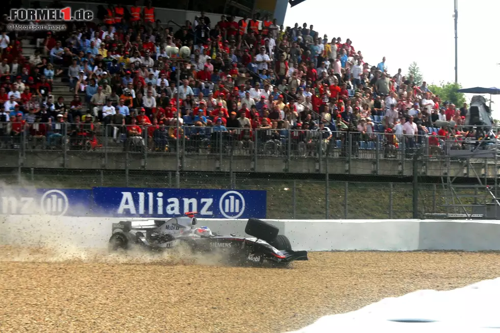 Mit zwei WM-Titeln hat sein Landsmann dort große Fußstapfen hinterlassen, die Räikkönen nie ganz füllen kann. Fünf Jahre fährt er für McLaren, wird zweimal Vizeweltmeister, doch der ganze Wurf gelingt ihm erst 2007. Da fährt er allerdings nicht mehr für Ron Dennis sondern für Ferrari ... Foto zur News: Mit zwei WM-Titeln hat sein Landsmann dort große Fußstapfen hinterlassen, die Räikkönen nie ganz füllen kann. Fünf Jahre fährt er für McLaren, wird zweimal Vizeweltmeister, doch der ganze Wurf gelingt ihm erst 2007. Da fährt er allerdings nicht mehr für Ron Dennis sondern für Ferrari ...