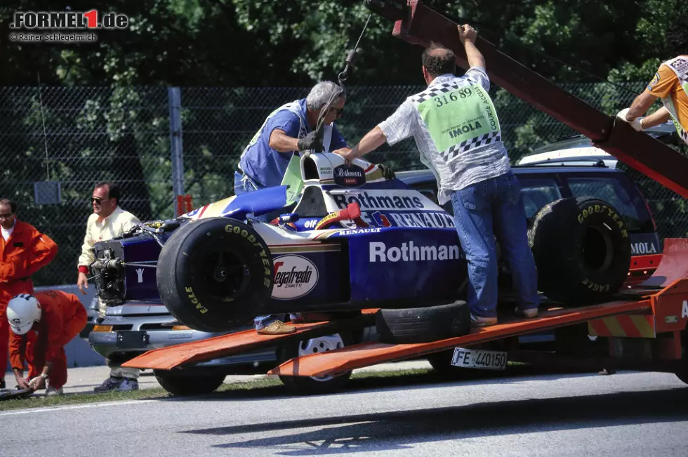 Zu Saisonbeginn stolpert Williams über Regeländerungen, die elektronische Fahrhilfen einschränken. Der Vorteil der Vorjahre ist weg und Senna scheidet in den ersten beiden Rennen aus. Beim dritten Rennen in Imola kommt es zur Tragödie. Als Williams seine Probleme später im Jahr löst, ist Senna bereits tot. Foto zur News: Zu Saisonbeginn stolpert Williams über Regeländerungen, die elektronische Fahrhilfen einschränken. Der Vorteil der Vorjahre ist weg und Senna scheidet in den ersten beiden Rennen aus. Beim dritten Rennen in Imola kommt es zur Tragödie. Als Williams seine Probleme später im Jahr löst, ist Senna bereits tot.
