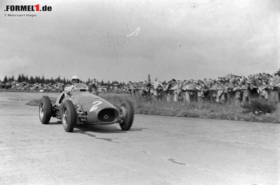 Tatsächlich gewinnt Ferrari auch 1952 und 1953 den Titel - allerdings nicht mit Farina. Mit Alberto Ascari wird ausgerechnet ein anderer Italiener Ferraris erster Formel-1-Weltmeister. Anschließend verlässt dieser die Scuderia, doch auch danach kann sich Farina den Traum vom Titel in Rot nach einigen Unfällen nicht mehr erfüllen. Foto zur News: Tatsächlich gewinnt Ferrari auch 1952 und 1953 den Titel - allerdings nicht mit Farina. Mit Alberto Ascari wird ausgerechnet ein anderer Italiener Ferraris erster Formel-1-Weltmeister. Anschließend verlässt dieser die Scuderia, doch auch danach kann sich Farina den Traum vom Titel in Rot nach einigen Unfällen nicht mehr erfüllen.