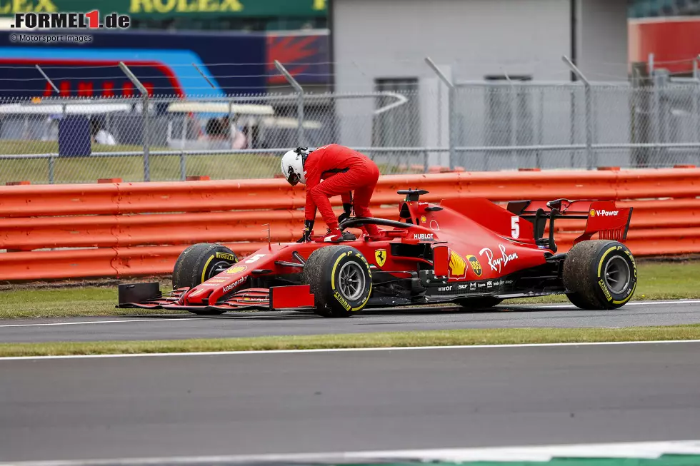 Am Ende scheitert Vettel an dieser Aufgabe. Zweimal wird er mit der Scuderia Vizeweltmeister hinter Lewis Hamilton, die Mercedes-Dominanz in diesen Jahren kann man allerdings nicht durchbrechen. 2020 folgt ein unwürdiger Abschied, als das Team ihn vor die Tür setzt und für 2021 durch Carlos Sainz ersetzt. Foto zur News: Am Ende scheitert Vettel an dieser Aufgabe. Zweimal wird er mit der Scuderia Vizeweltmeister hinter Lewis Hamilton, die Mercedes-Dominanz in diesen Jahren kann man allerdings nicht durchbrechen. 2020 folgt ein unwürdiger Abschied, als das Team ihn vor die Tür setzt und für 2021 durch Carlos Sainz ersetzt.
