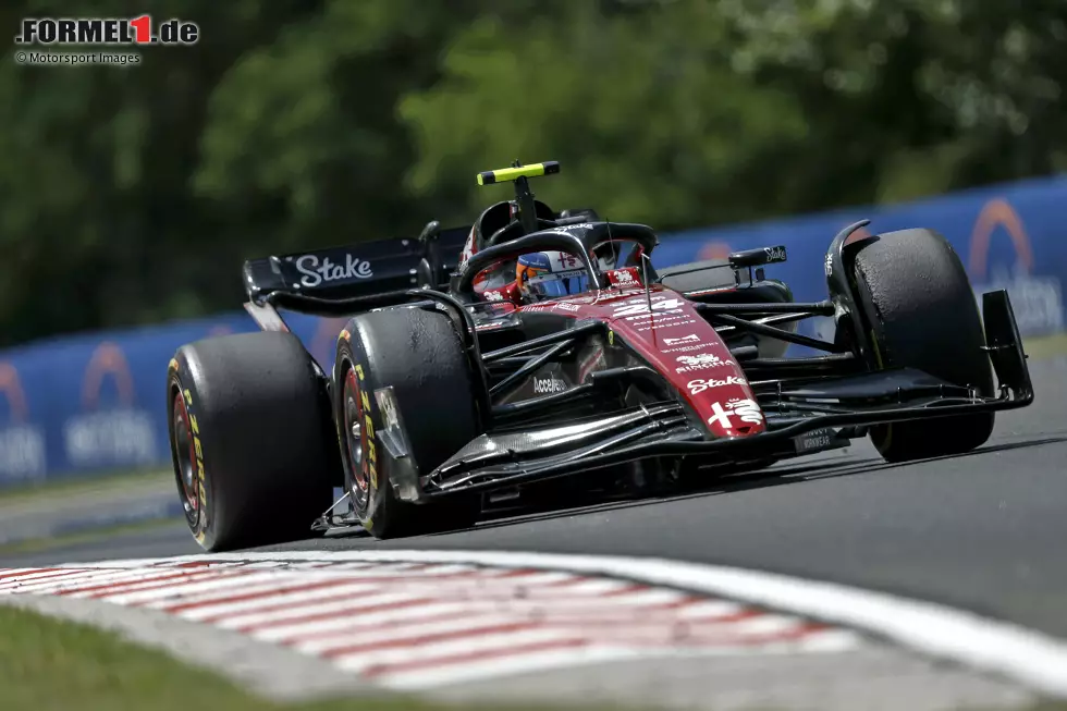 Foto zur News: Guanyu Zhou (5): Zwei Redakteure hätten ihm für den Startcrash, der unter anderem beide Alpines aus dem Rennen nahm, sogar eine 6 gegeben. Andere rechnen ihm sein starkes Qualifying an und geben trotz der Situation noch eine 4. Im Schnitt landen wir am Ende bei der 5.