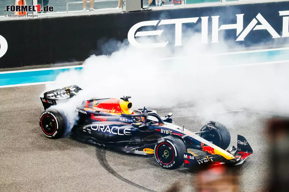 Foto zur News: Verstappen ist jetzt einer von nur elf Fahrern, die drei oder mehr Formel-1-Titel gewonnen haben. Die meisten holten Michael Schumacher und Lewis Hamilton mit jeweils sieben Weltmeisterschaften.