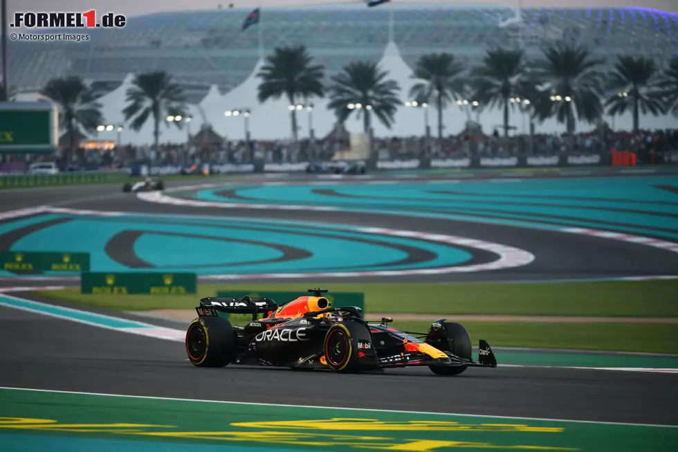 Verstappen pulverisierte außerdem den Rekord für die meisten Führungsrunden in einer Saison. Sebastian Vettel brachte es 2011 auf 739, Verstappen in diesem Jahr auf unfassbare 1.003! Er führte damit 75,5 Prozent aller Runden in diesem Jahr an - ebenfalls neuer Rekord. Foto zur News: Verstappen pulverisierte außerdem den Rekord für die meisten Führungsrunden in einer Saison. Sebastian Vettel brachte es 2011 auf 739, Verstappen in diesem Jahr auf unfassbare 1.003! Er führte damit 75,5 Prozent aller Runden in diesem Jahr an - ebenfalls neuer Rekord.