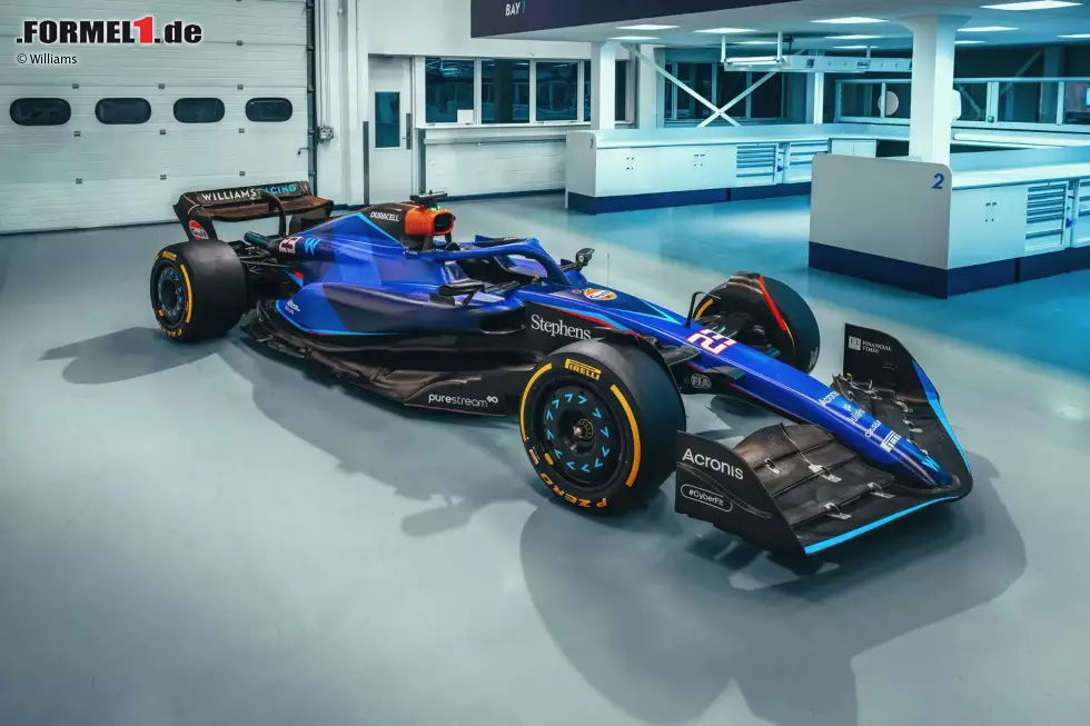 Nachdem Williams zuvor lediglich das neue Design präsentiert hatte, zeigt man im Rahmen eines Shakedowns in Silverstone nun zum ersten Mal den echten FW45! Foto zur News: Nachdem Williams zuvor lediglich das neue Design präsentiert hatte, zeigt man im Rahmen eines Shakedowns in Silverstone nun zum ersten Mal den echten FW45!