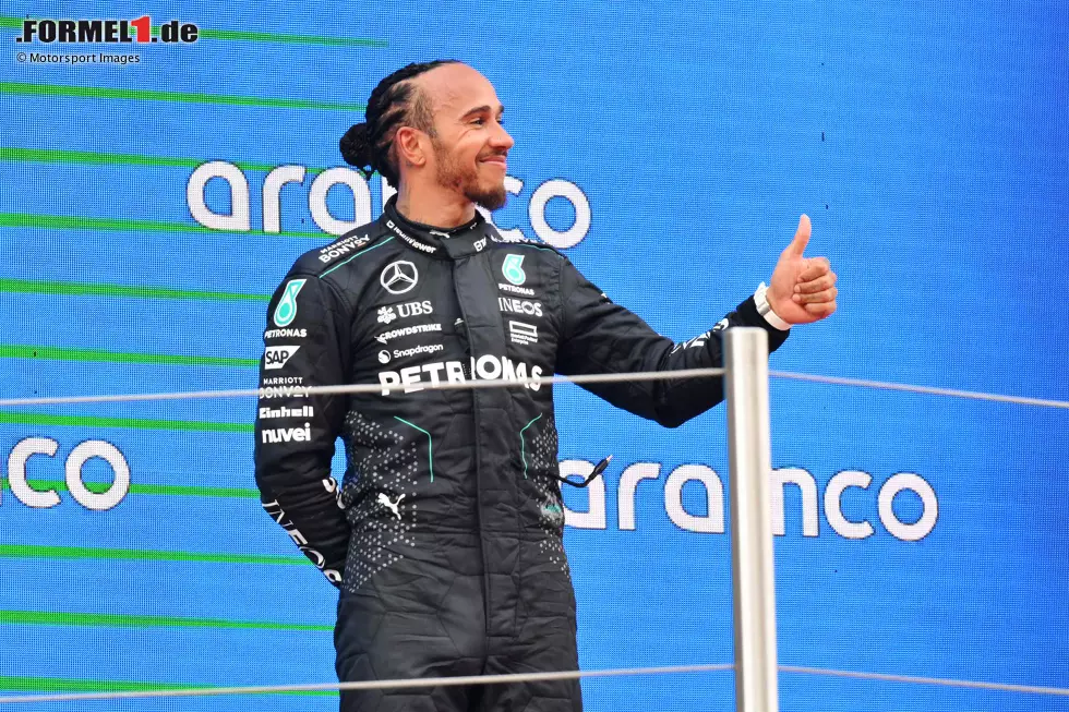 Lewis Hamilton (Redaktion: 2) - Wir stimmen zu. Zeigte ein tolles Überholmanöver gegen Sainz und fuhr auch sonst ein starkes Wochenende. Abziehen muss man allerdings den Start. Sagt selbst, dass er eigentlich den Start hätte hinlegen sollen, den letztendlich sein Teamkollege zeigte. Foto zur News: Lewis Hamilton (Redaktion: 2) - Wir stimmen zu. Zeigte ein tolles Überholmanöver gegen Sainz und fuhr auch sonst ein starkes Wochenende. Abziehen muss man allerdings den Start. Sagt selbst, dass er eigentlich den Start hätte hinlegen sollen, den letztendlich sein Teamkollege zeigte.