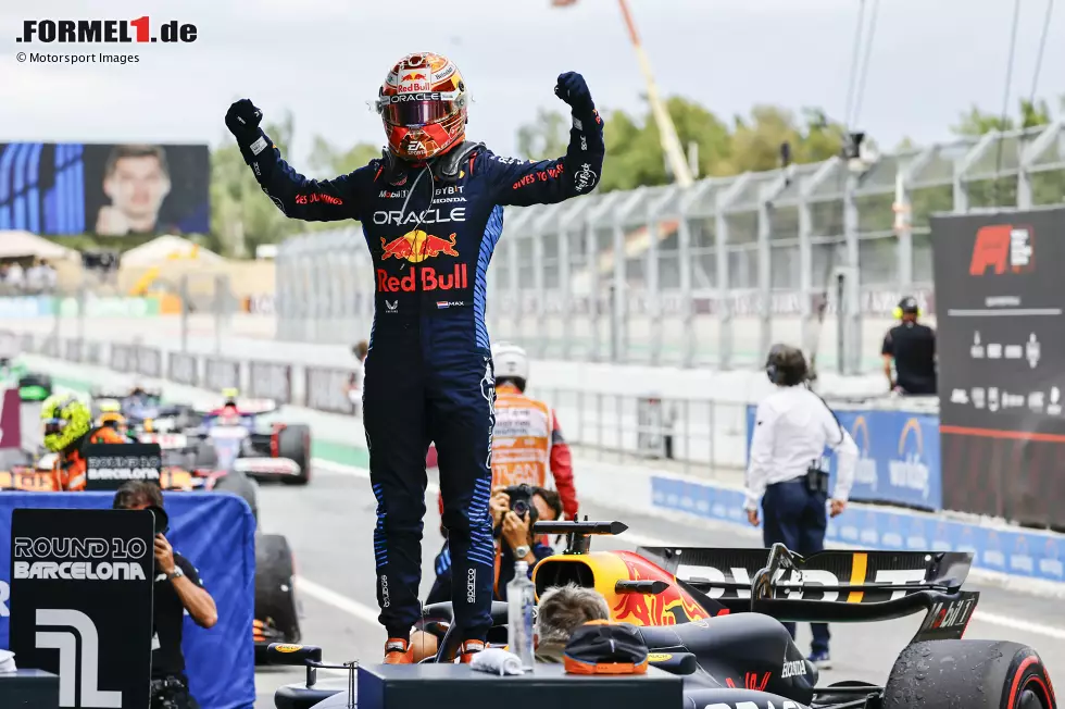 Max Verstappen (Redaktion: 1) - Die Bestnote gibt es auch von uns (wenn auch nicht einstimmig) nur für den Weltmeister. Im entscheidenden Moment war er zur Stelle, überholte Russell und legte so den Grundstein für den Sieg, obwohl er nicht im schnellsten Auto saß. In Barcelona war es ein Sieg des Fahrers und nicht des Autos. Foto zur News: Max Verstappen (Redaktion: 1) - Die Bestnote gibt es auch von uns (wenn auch nicht einstimmig) nur für den Weltmeister. Im entscheidenden Moment war er zur Stelle, überholte Russell und legte so den Grundstein für den Sieg, obwohl er nicht im schnellsten Auto saß. In Barcelona war es ein Sieg des Fahrers und nicht des Autos.
