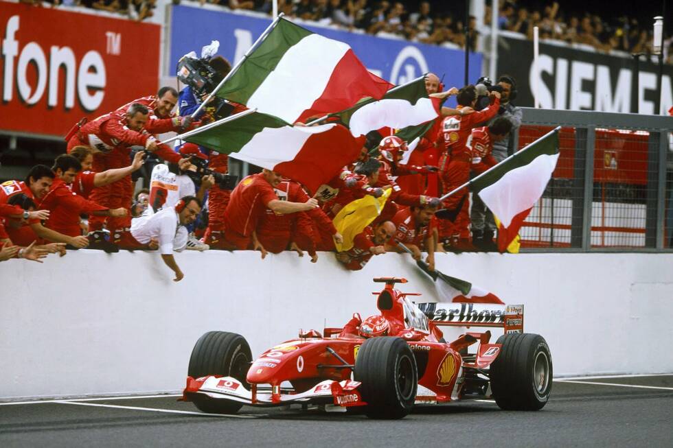 Foto zur News: Denn tatsächlich gewinnt Schumacher damals unfassbare zwölf der ersten 13 Rennen. Mit insgesamt 13 Saisonsiegen stellt er zudem einen Rekord auf, der erst 18 Jahre später von Max Verstappen übertroffen werden soll. Zudem gewinnt er am Ende des Jahres seinen insgesamt siebten WM-Titel und seinen fünften in Serie. Beides bis heute Rekord!