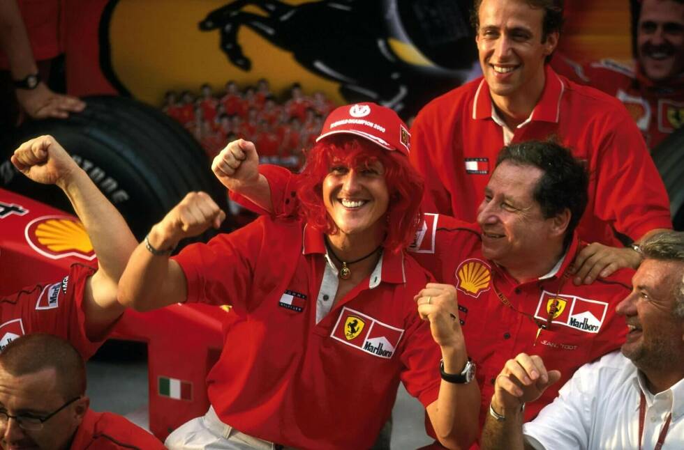 Foto zur News: Der Lauf wird beim vierten Rennen in Silverstone von David Coulthard gestoppt, wo Schumacher Dritter wird. Sein WM-Rivale ist letztendlich aber Mika Häkkinen. Der Finne hat zwischendurch die Überhand, doch am Saisonende gewinnt Schumacher noch einmal vier Rennen in Serie und holt sich mit insgesamt neun Saisonsiegen den Titel.