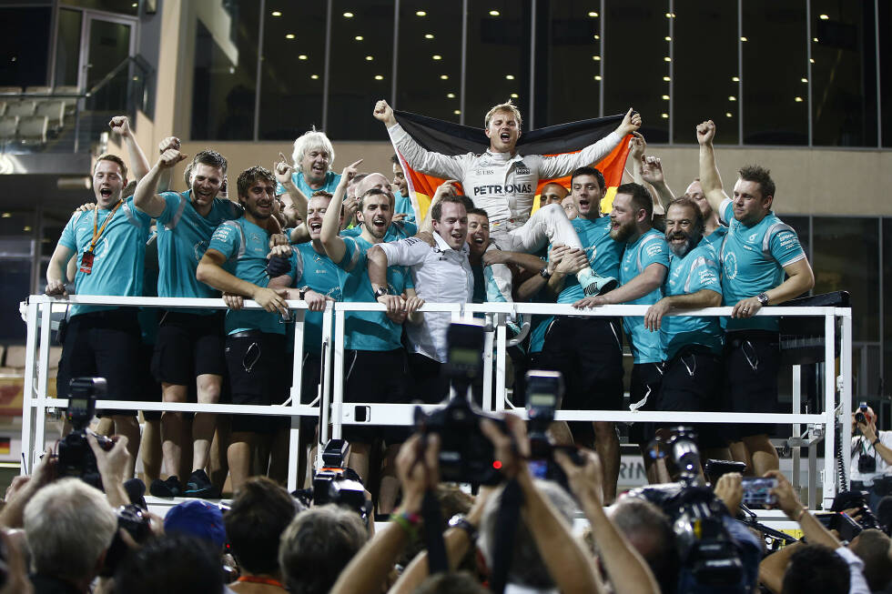 Foto zur News: Erst der legendäre Crash mit Teamkollege Lewis Hamilton in Barcelona beendet die Serie. Das Rennen gewinnt Max Verstappen, für den es der erste Formel-1-Sieg überhaupt ist. Am Ende des Jahres steht Rosberg bei neun Siegen. Und obwohl Hamilton sogar ein Rennen mehr gewinnt, geht der Titel am Ende an den Deutschen - der danach zurücktritt.