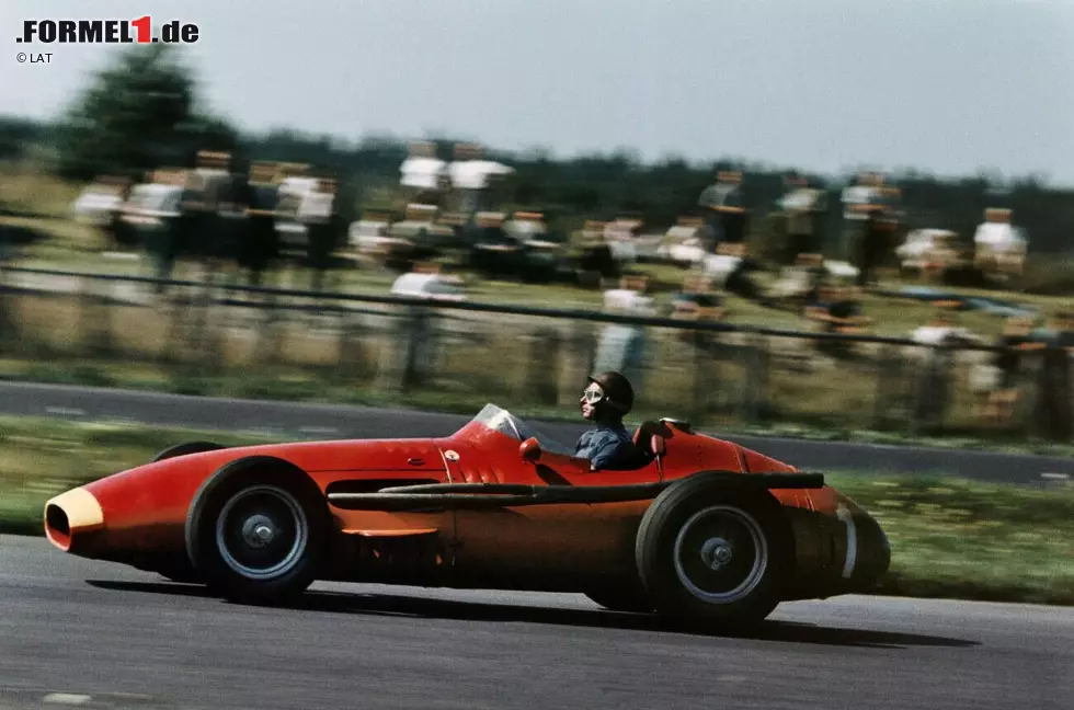 Rechnet man das Indy 500 nämlich raus, dann gewinnt Ascari bereits 1953 als erster Pilot die ersten drei Saisonrennen in Argentinien, den Niederlanden und Belgien. Bei Fangio sind es 1954 ohne Indianapolis ebenfalls die ersten drei Rennen und 1957 noch einmal. In allen drei Fällen steht am Ende des Jahres auch der WM-Titel. Foto zur News: Rechnet man das Indy 500 nämlich raus, dann gewinnt Ascari bereits 1953 als erster Pilot die ersten drei Saisonrennen in Argentinien, den Niederlanden und Belgien. Bei Fangio sind es 1954 ohne Indianapolis ebenfalls die ersten drei Rennen und 1957 noch einmal. In allen drei Fällen steht am Ende des Jahres auch der WM-Titel.